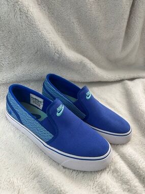 Nike Slip-On Sneakers in Royal Blue with Teal Logo